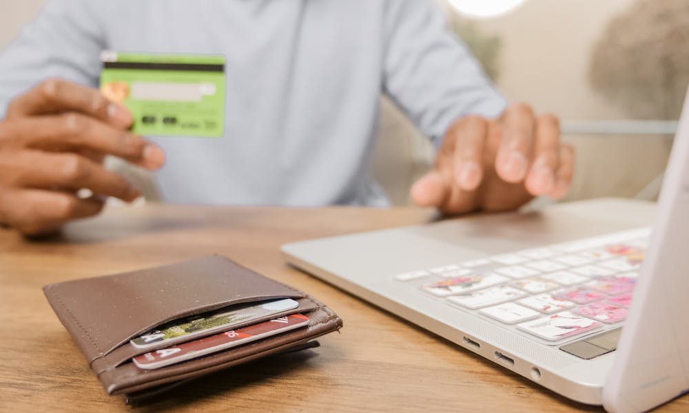 Man applying online for a cash advance alternative in Canada