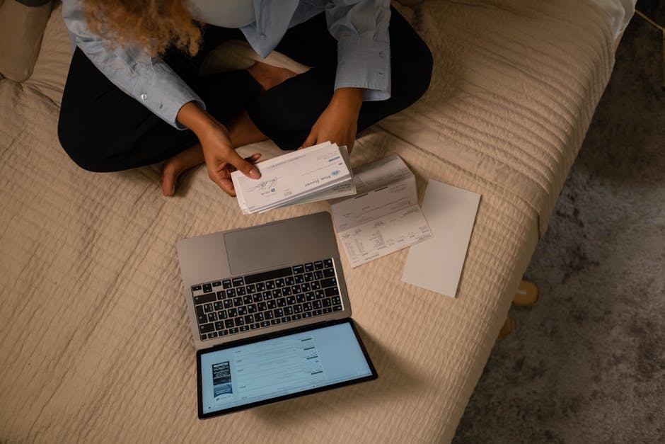 Woman organizing personal finances on a laptop to borrow $100 online in Canada