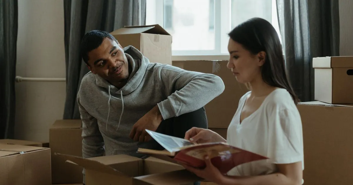 Couple unpacking in a new home - borrow $1,000 online in Canada