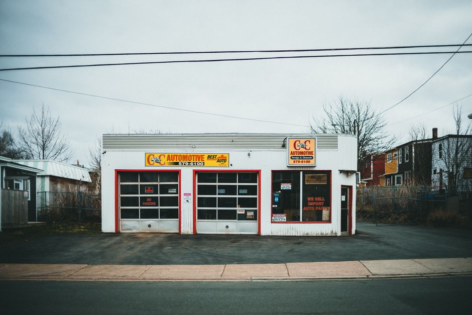 Canadian auto repair shop in winter, a common reason to borrow $300 online in Canada
