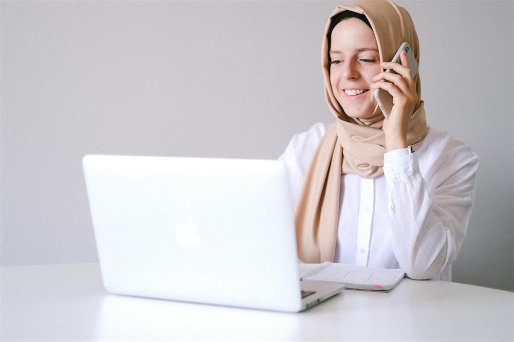 Woman smiling on her phone while applying online to borrow $500 in Canada