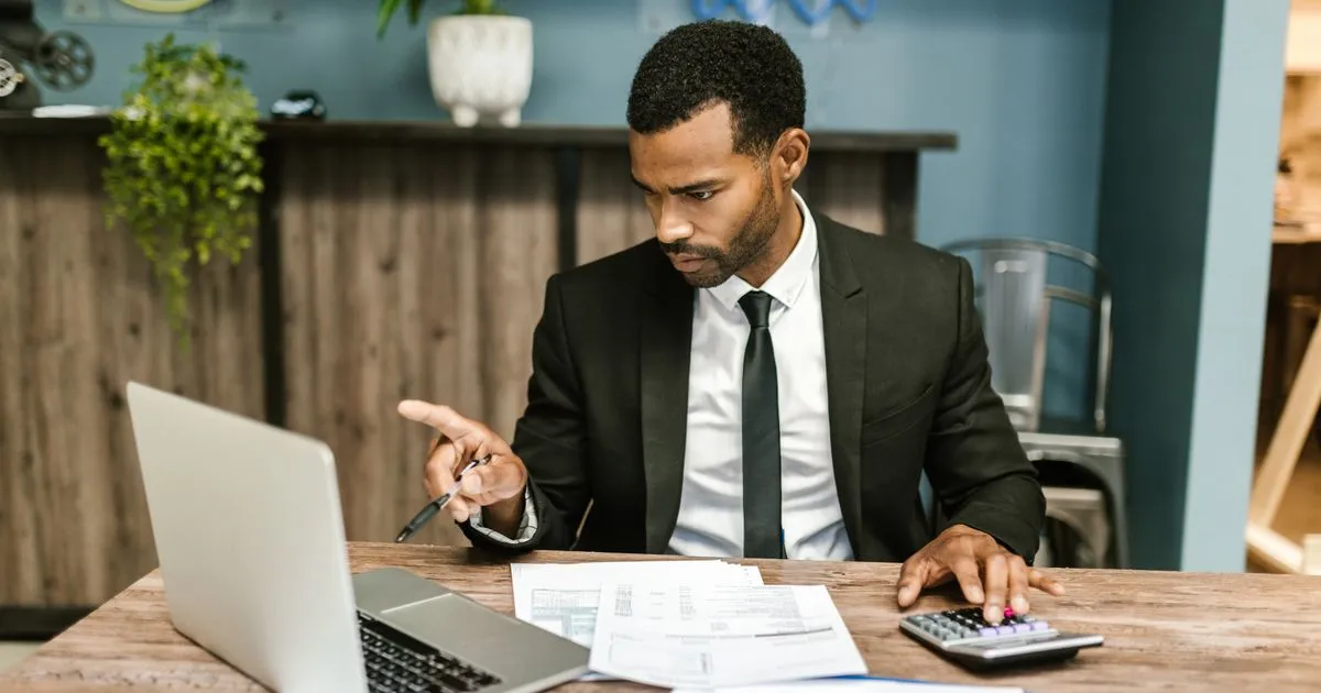 Canadian comparing his 7 options to borrow money with bad credit on a laptop and calculator