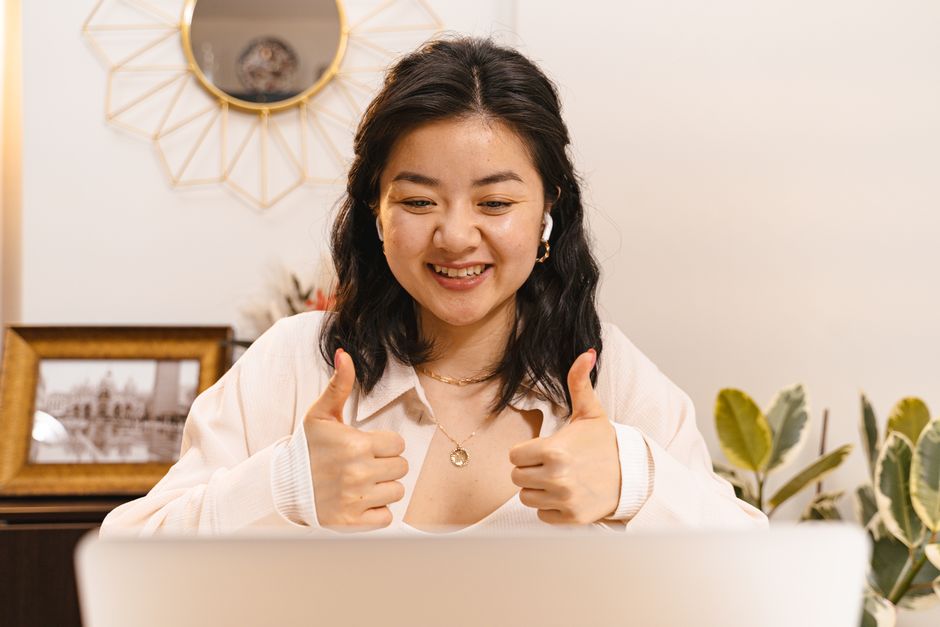 Woman giving a thumbs up after choosing the best way to borrow money online in Canada
