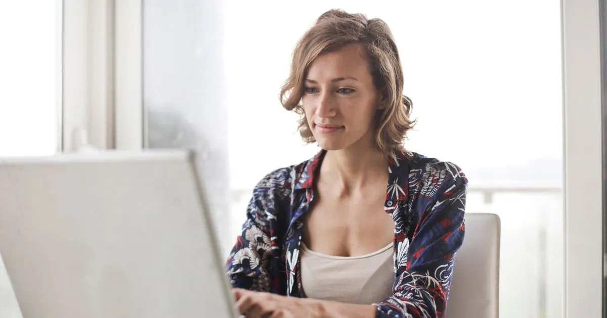 Canadian ready to get started with her online loan application