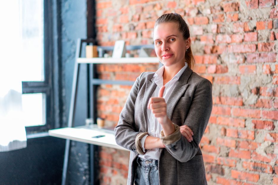 Woman giving a thumbs up after being approved for an online loan with bad credit in Canada