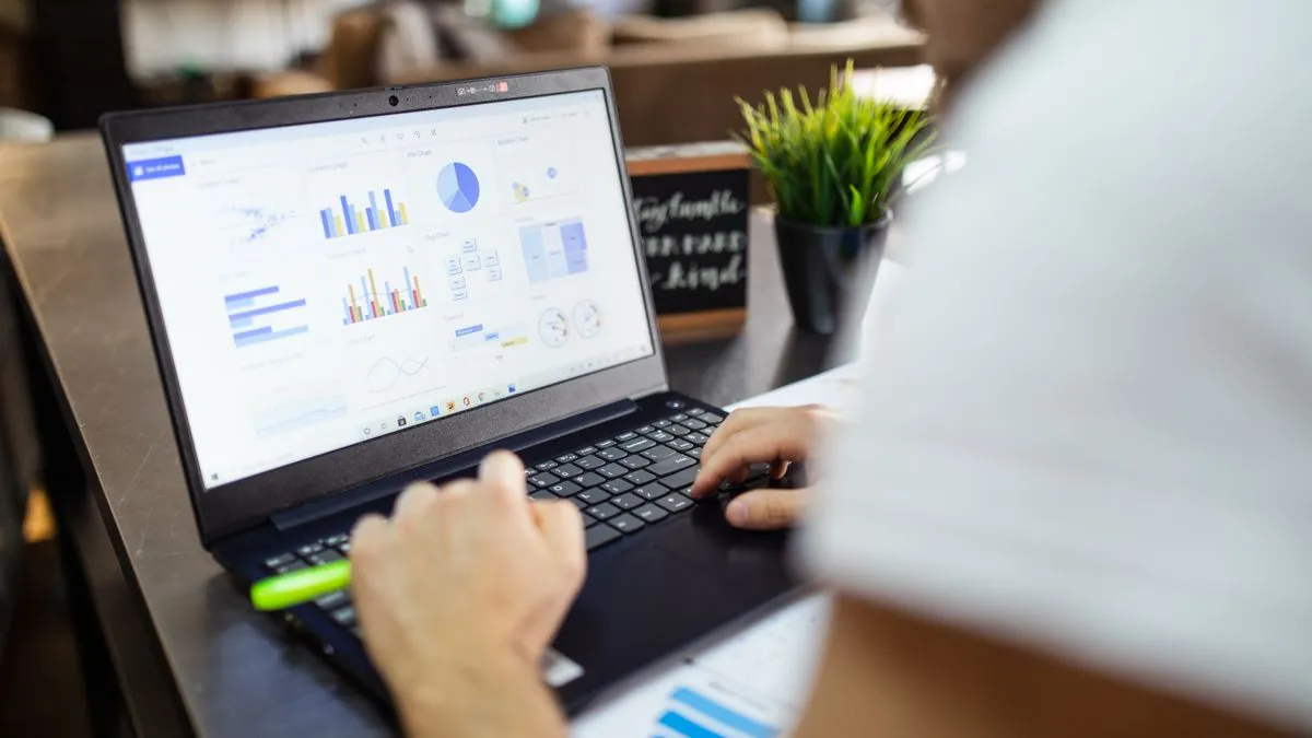 Comparing ways to get money fast on a laptop in Canada