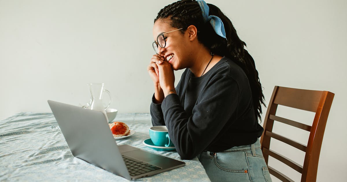 Woman using a payday loans alternative in Canada on her laptop