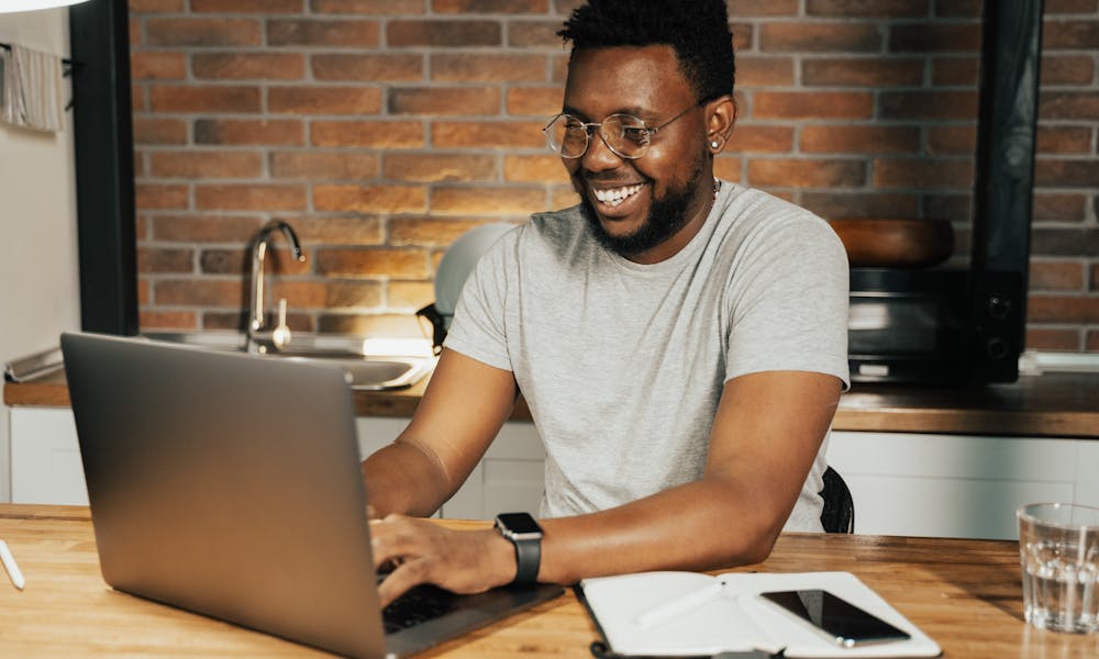 Man applying for a payday loans alternative online in Canada