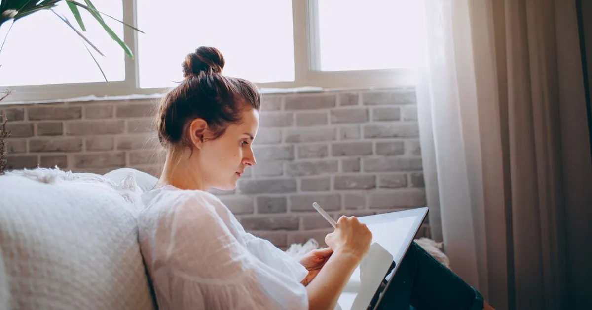 Canadian comparing ways to borrow money online on a tablet at home