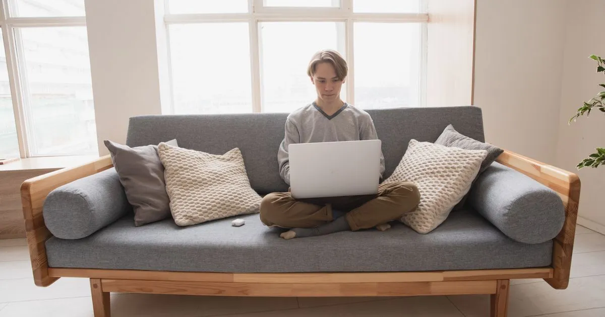 Applying online from a laptop to borrow $1500 online in Canada