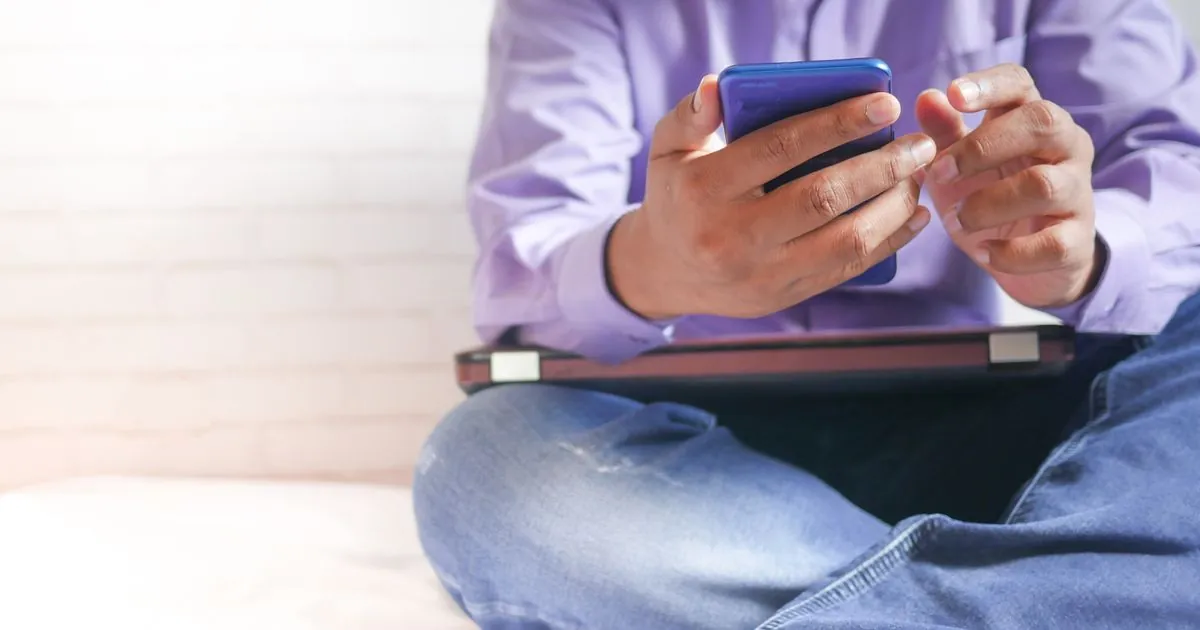 Applying for a cash advance Canada lenders send by e-Transfer from a phone
