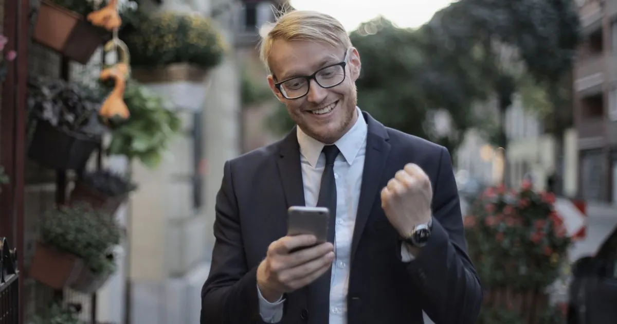 Man getting an instant loans online approval message on his phone