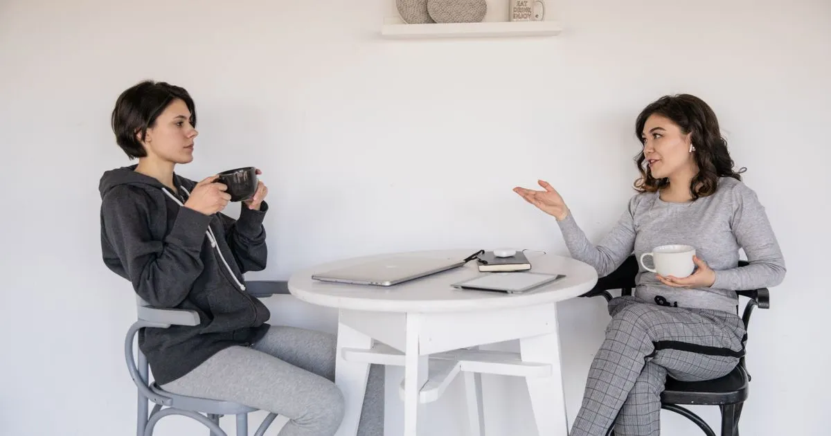 Two Canadians discussing peer-to-peer lending over coffee