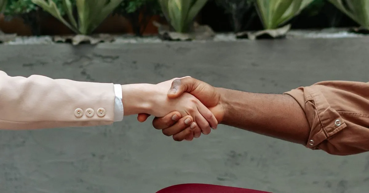 Two people shaking hands - peer-to-peer lending in Canada connects real borrowers and lenders
