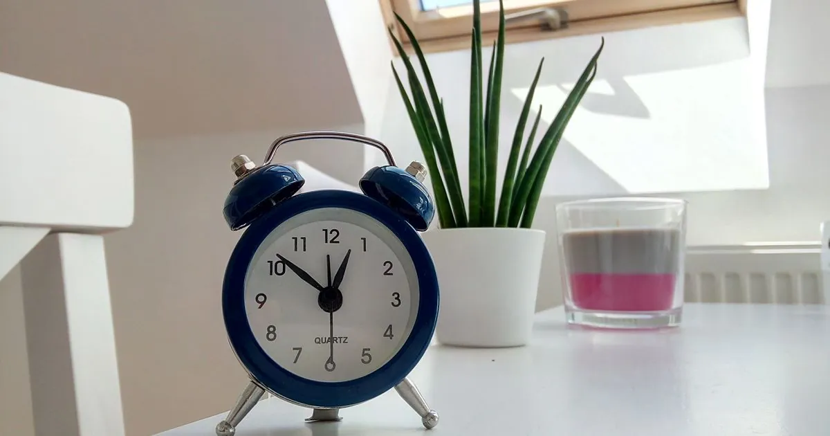 Clock on a desk marking how fast same day loans fund in Canada