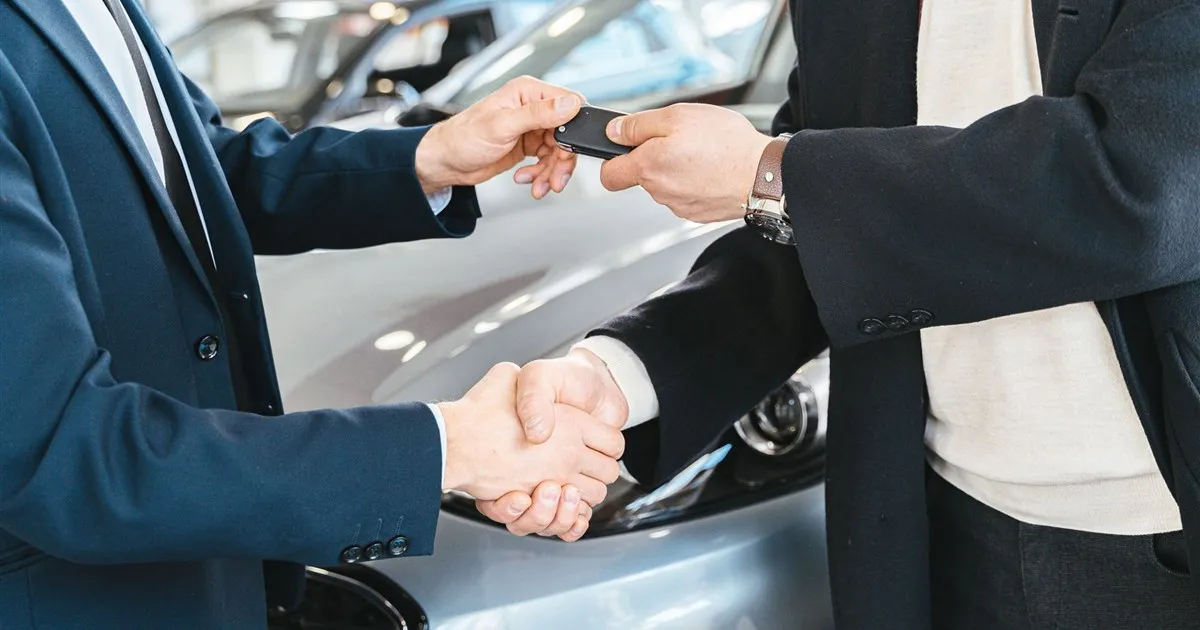 Auto loans in Canada - exchanging car keys after financing approval