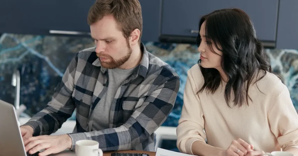 Couple applying to borrow $400 online in Canada from a laptop at home