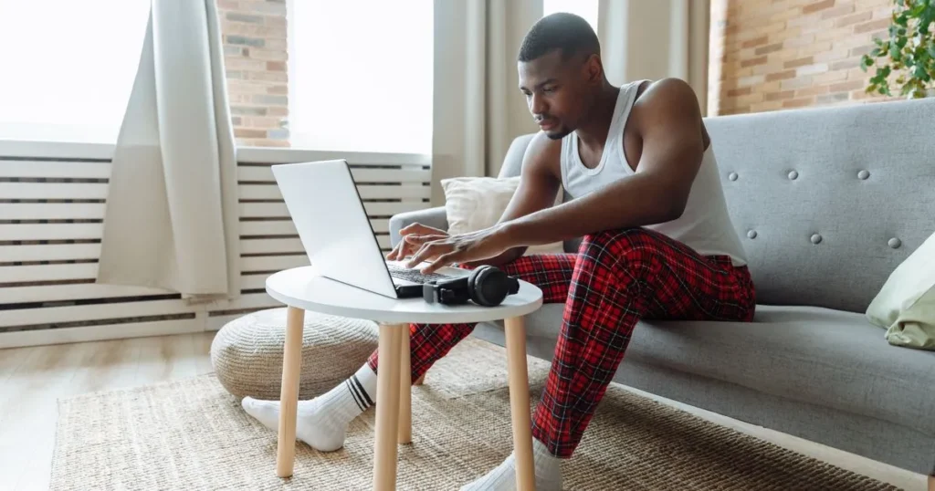 Man applying to borrow $600 online in Canada from his sofa