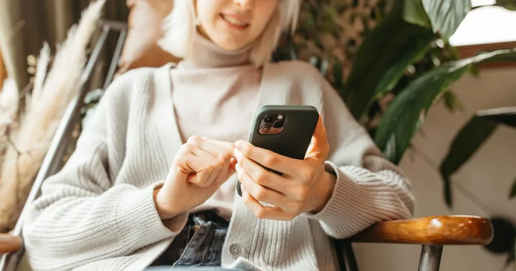 Woman applying to borrow $750 online in Canada on her phone at home