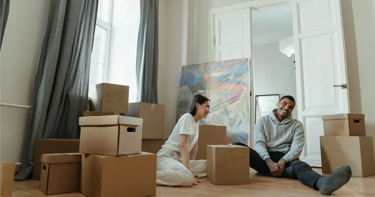 Couple in their new home after borrowing $800 online in Canada to cover moving week